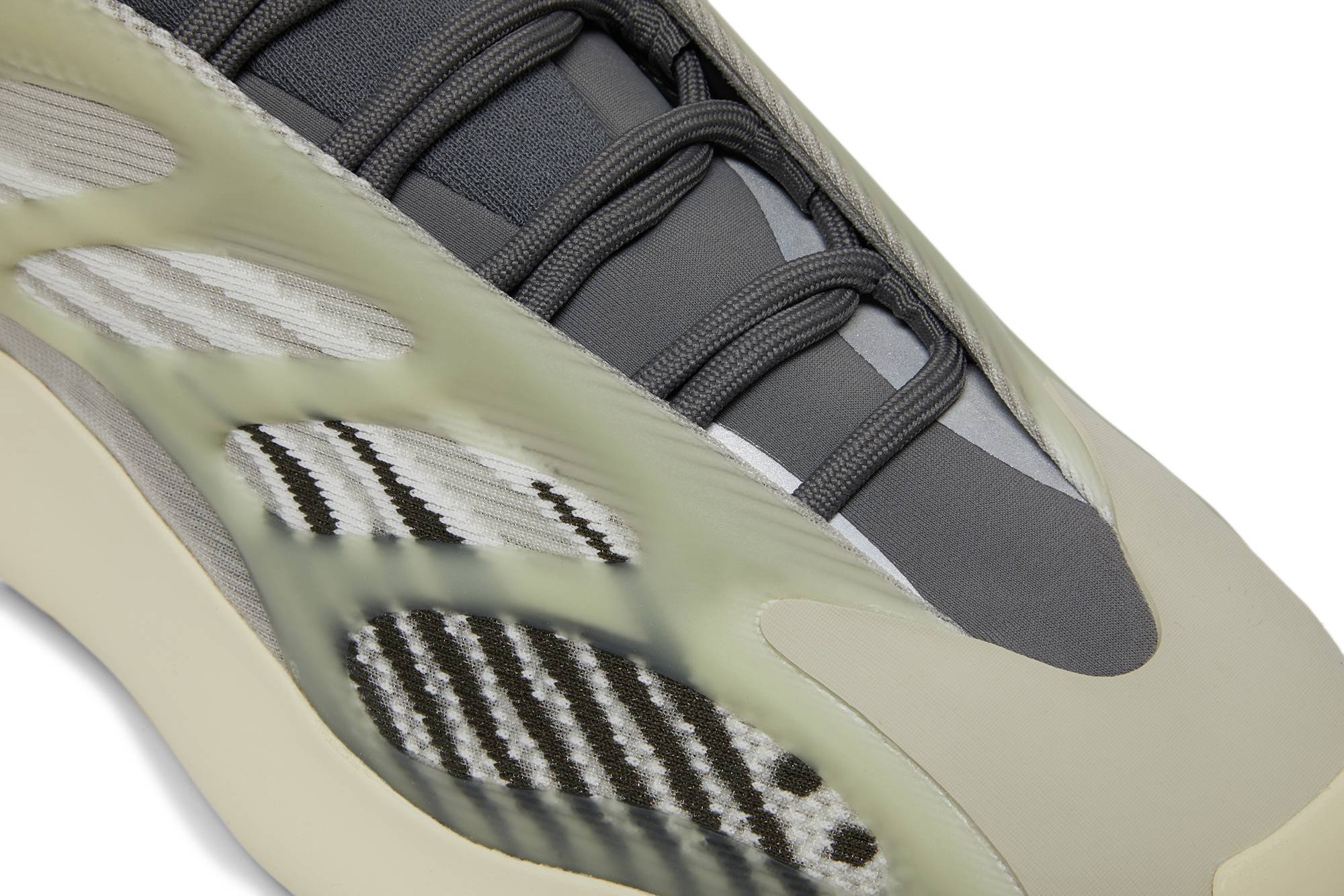 adidas Yeezy 700 V3 ‚Fade Salt‘