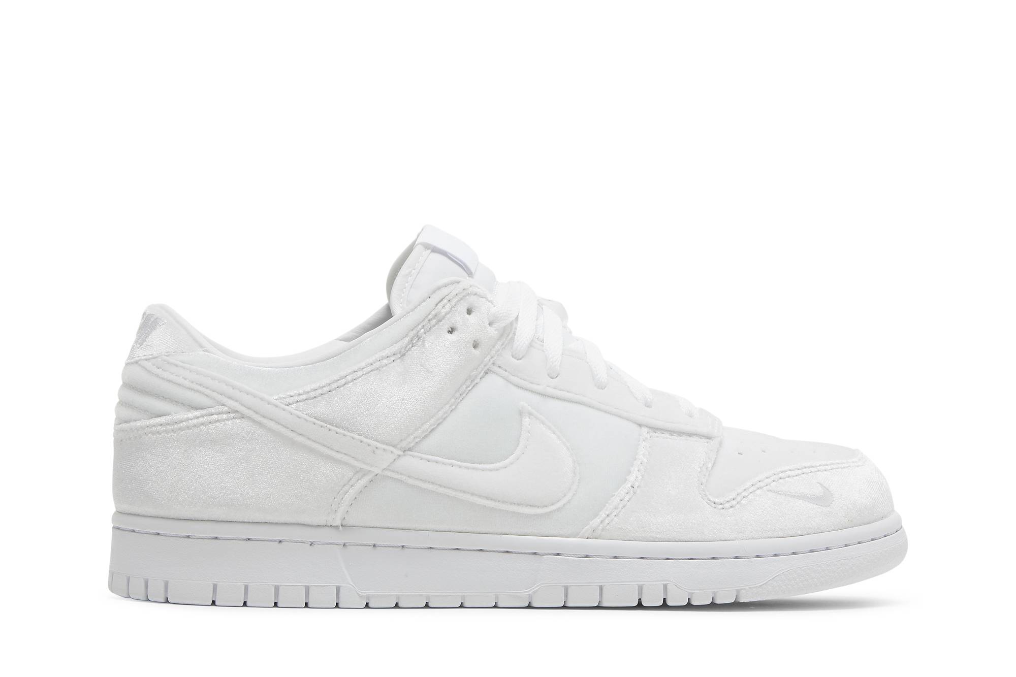 Dover Street Market x Nike Dunk Low ‚Triple White‘