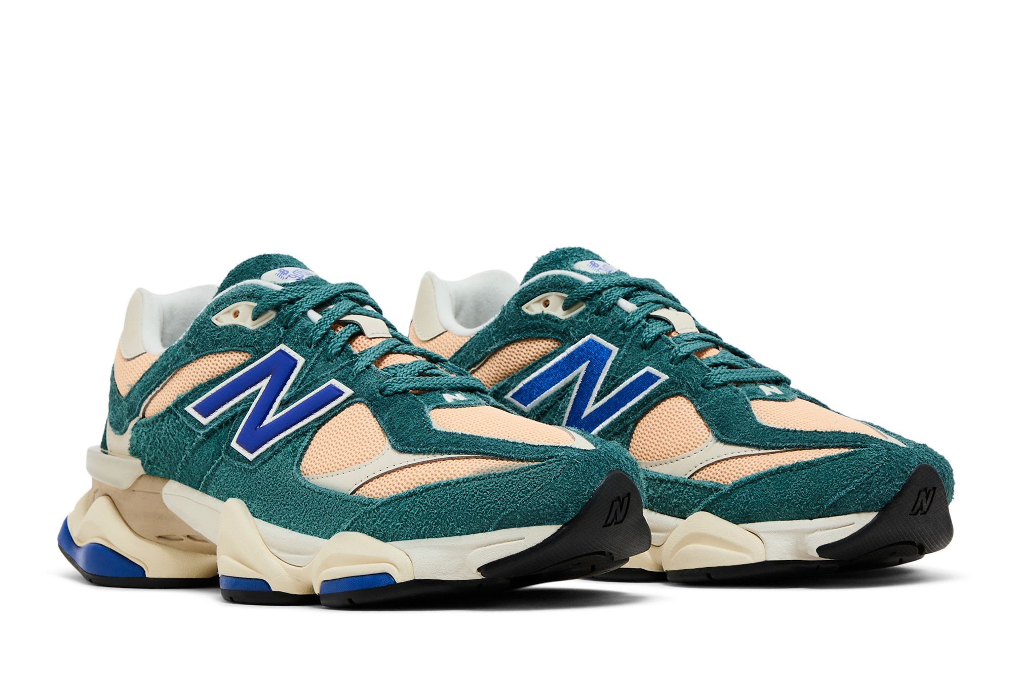 New Balance 9060 ‚New Spruce Peach Blossom‘