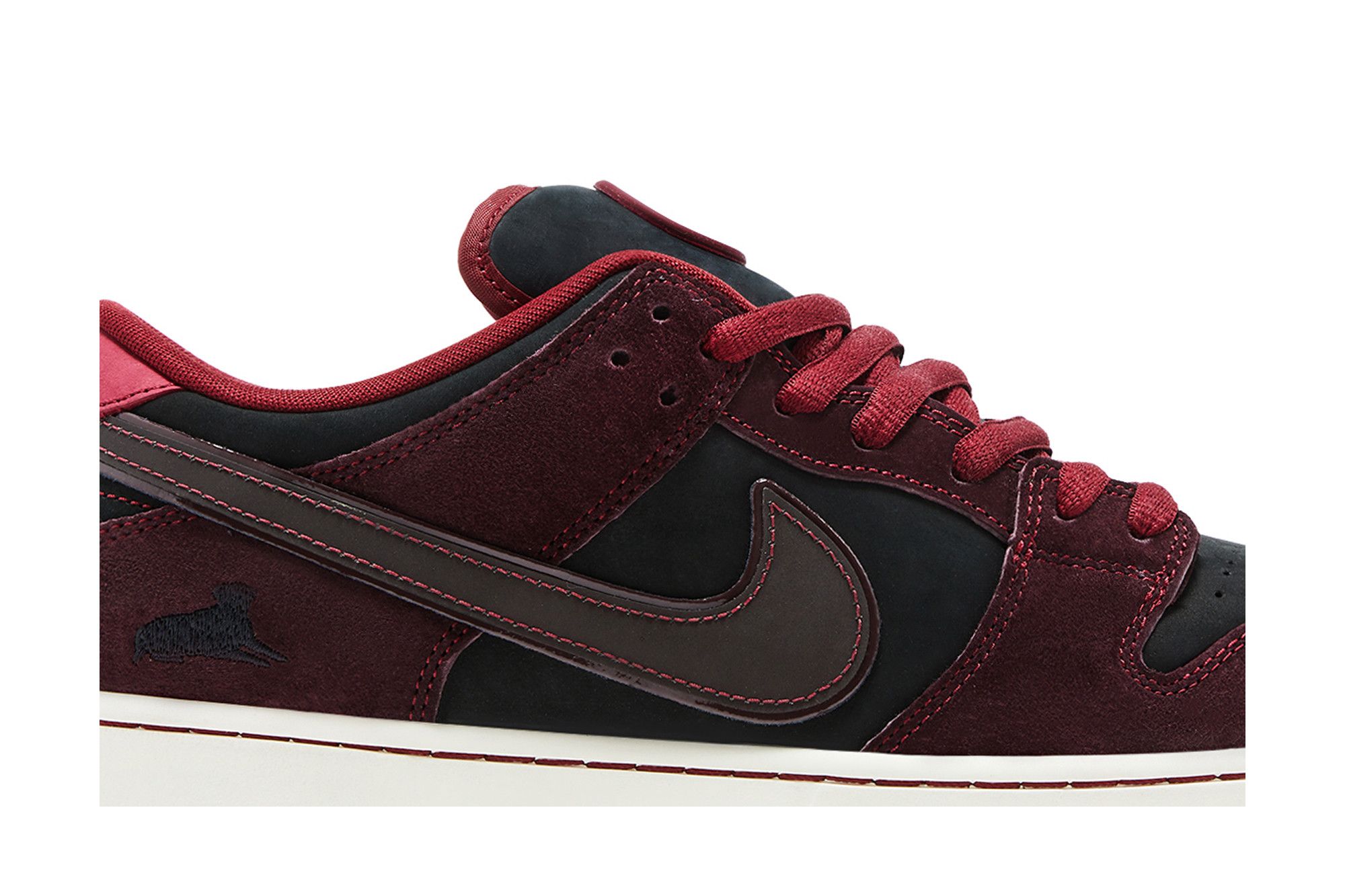 RIOT Skateshop x Nike Dunk Low SB ‚Mahogany Dark Beetroot‘
