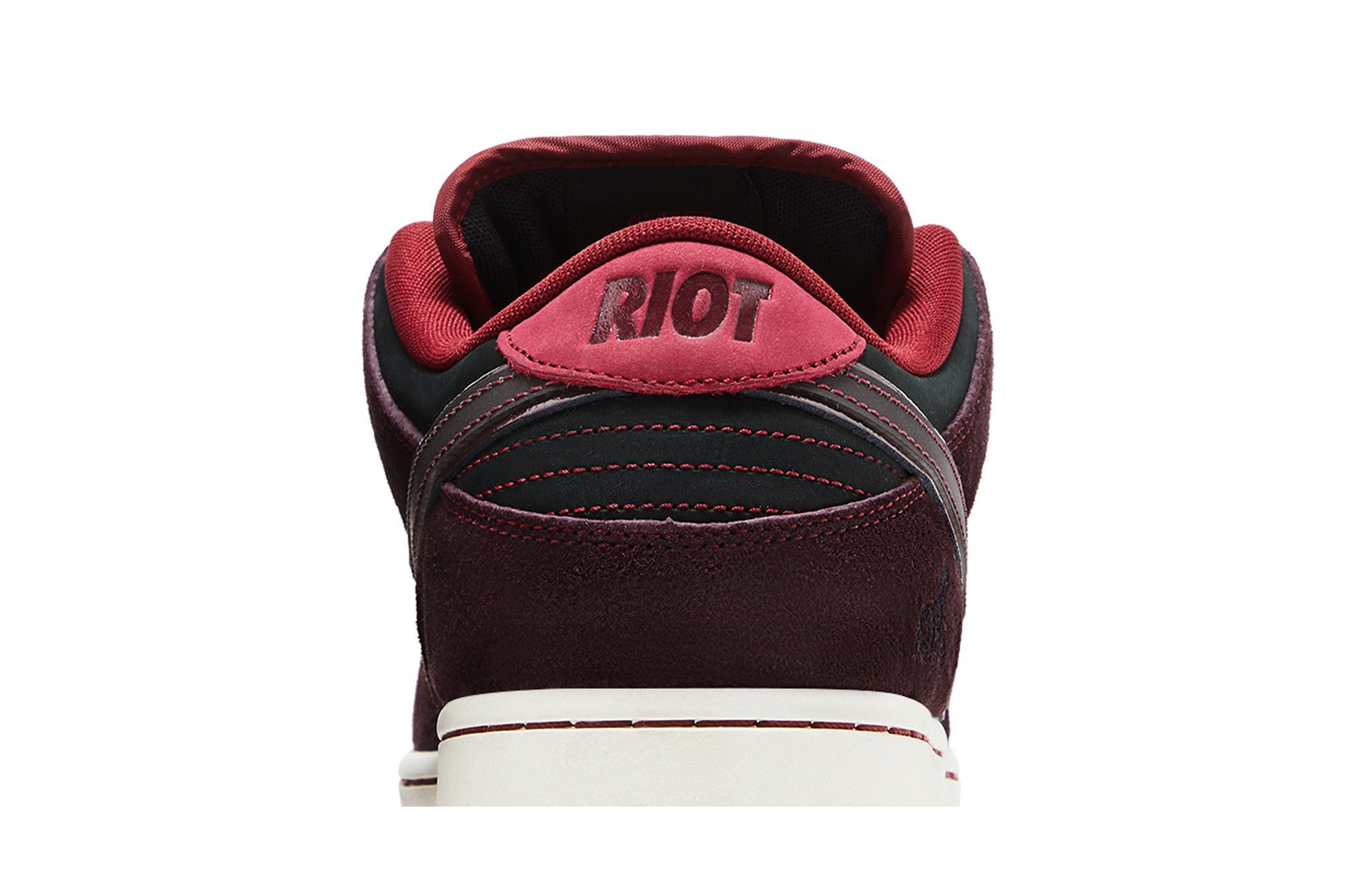 RIOT Skateshop x Nike Dunk Low SB ‚Mahogany Dark Beetroot‘