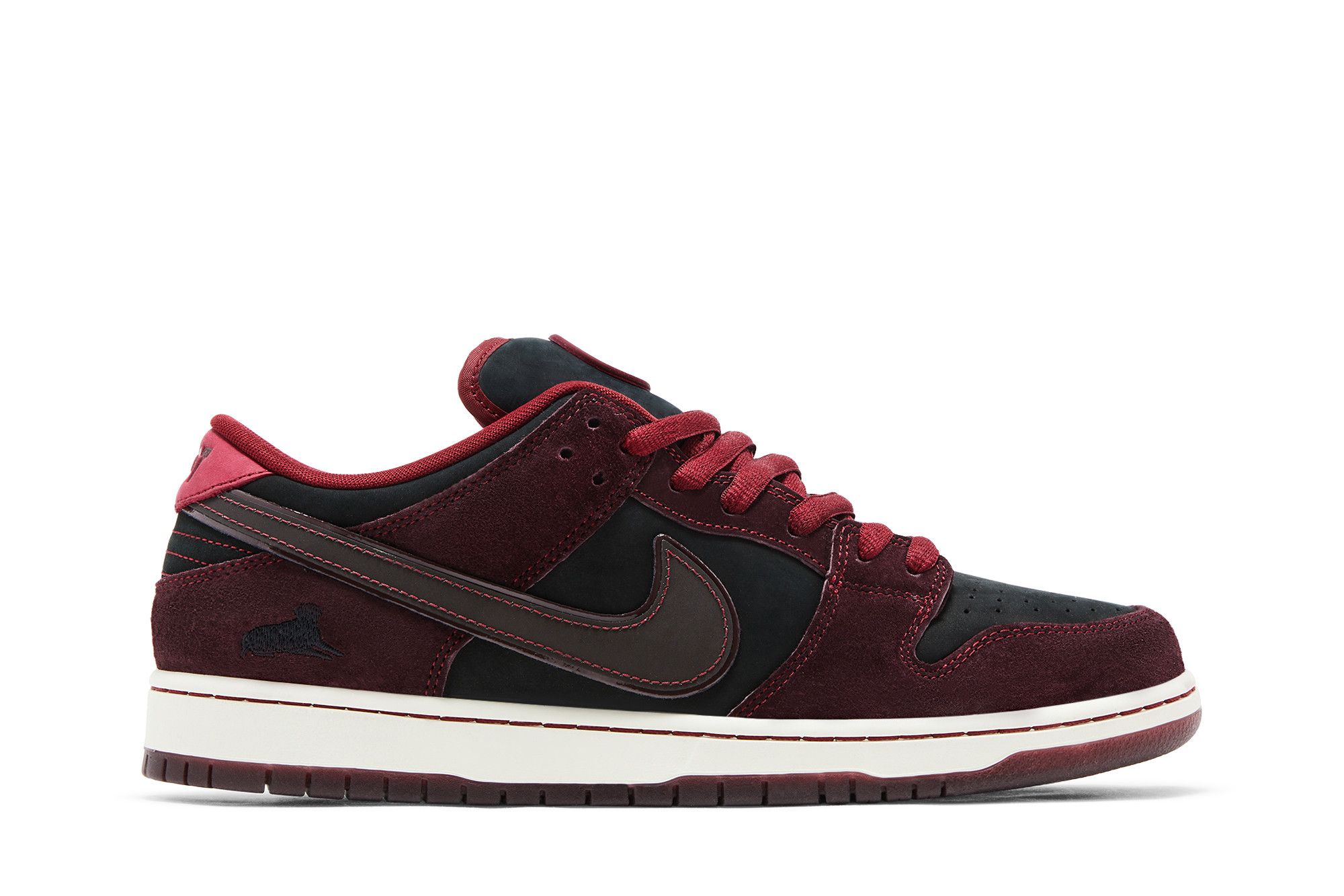 RIOT Skateshop x Nike Dunk Low SB ‚Mahogany Dark Beetroot‘