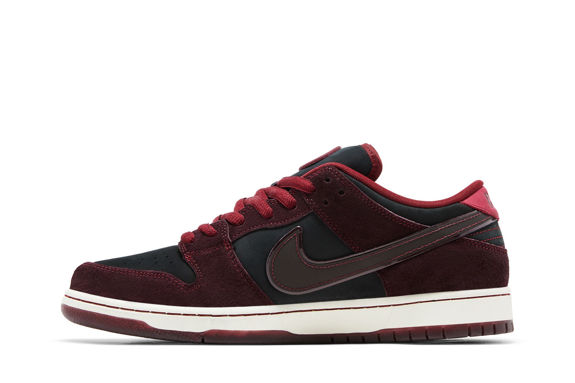 RIOT Skateshop x Nike Dunk Low SB ‚Mahogany Dark Beetroot‘