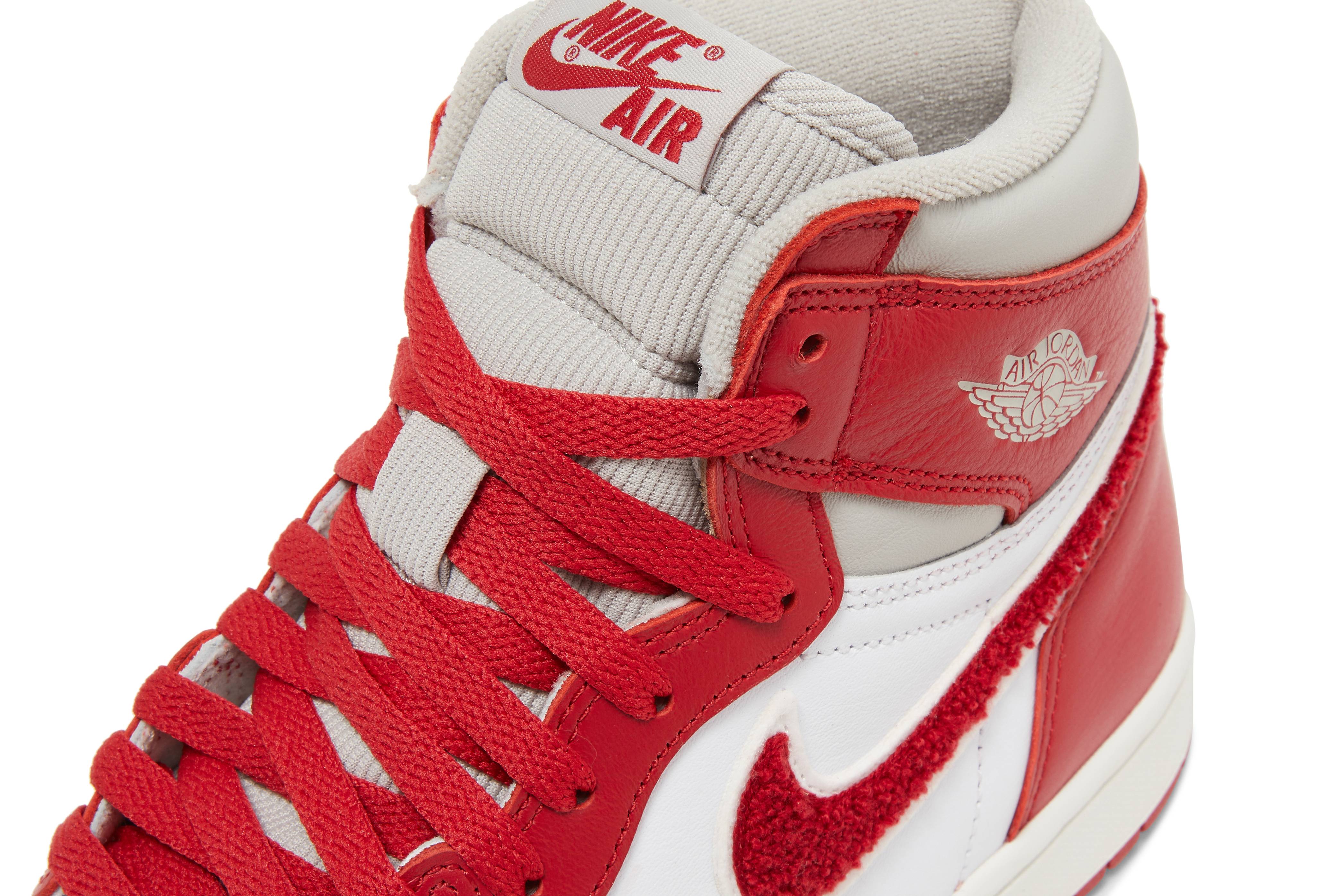 Wmns Jordan 1 High OG ‚Newstalgia Chenille‘