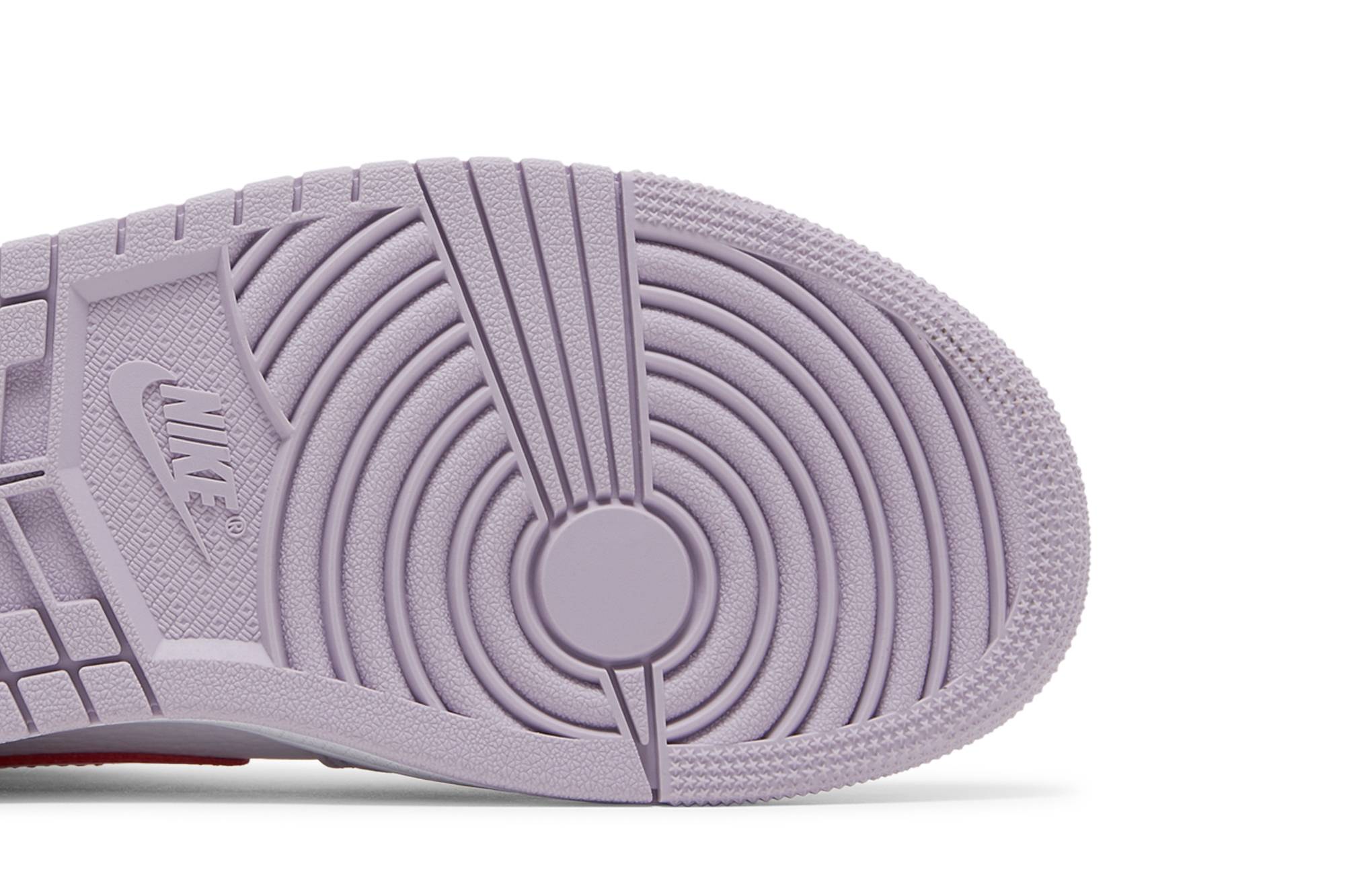 Wmns Jordan 1 Mid ‚Valentine’s Day‘