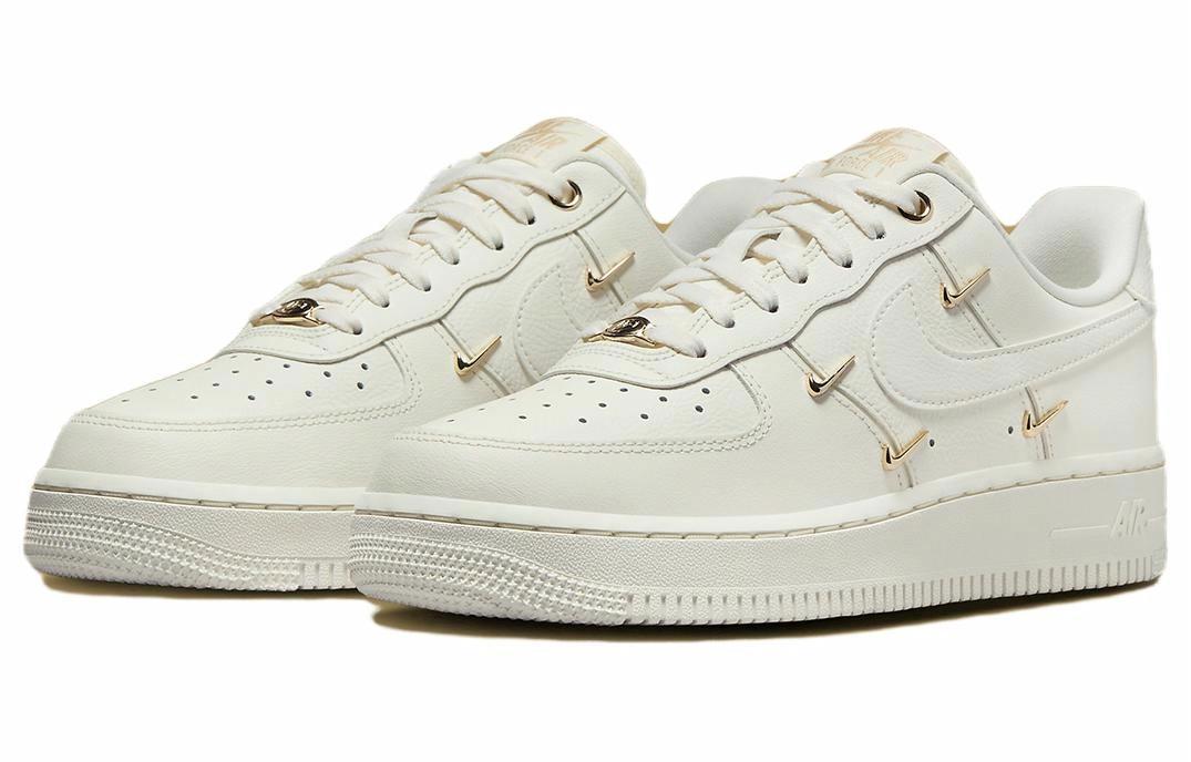 (Women) Nike Air Force 1 ’07 LX ‚Mini Swoosh - Metallic Gold‘