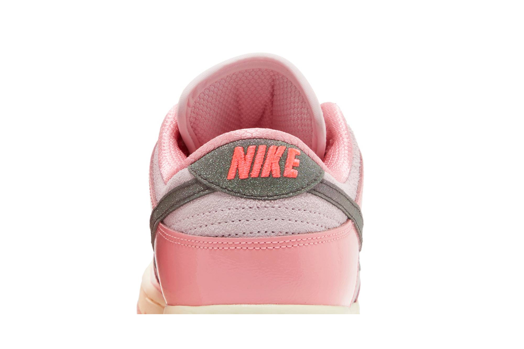 (Women) Nike Dunk Low LX ‚Barbie‘