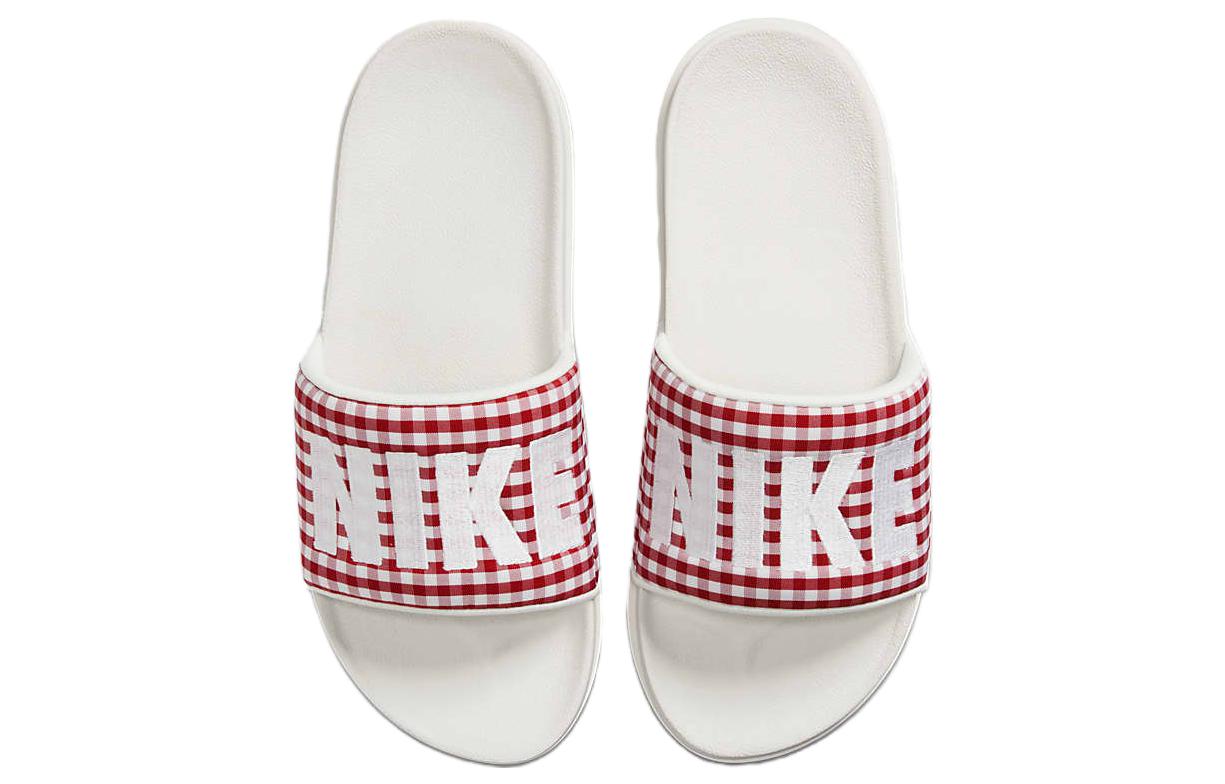 (Women) Nike Offcourt Slide ‚Mystic Red Plaid‘