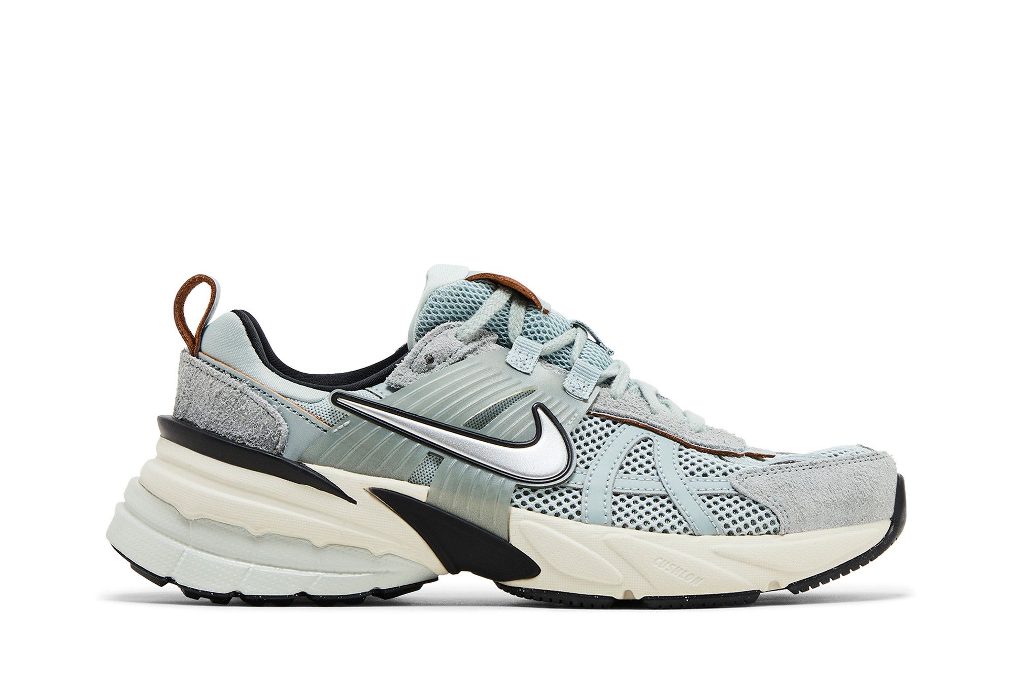 (Women) Nike V2K Run ‚Light Pumice‘