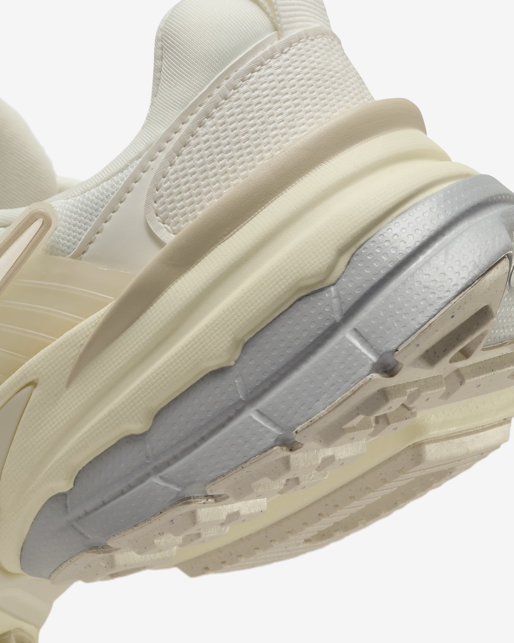 (Women) Nike V2K Run ‚Pale Ivory Coconut‘