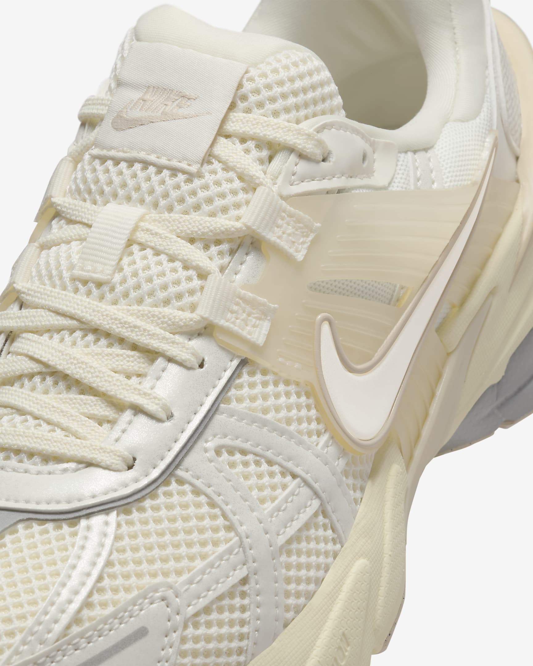 (Women) Nike V2K Run ‚Pale Ivory Coconut‘